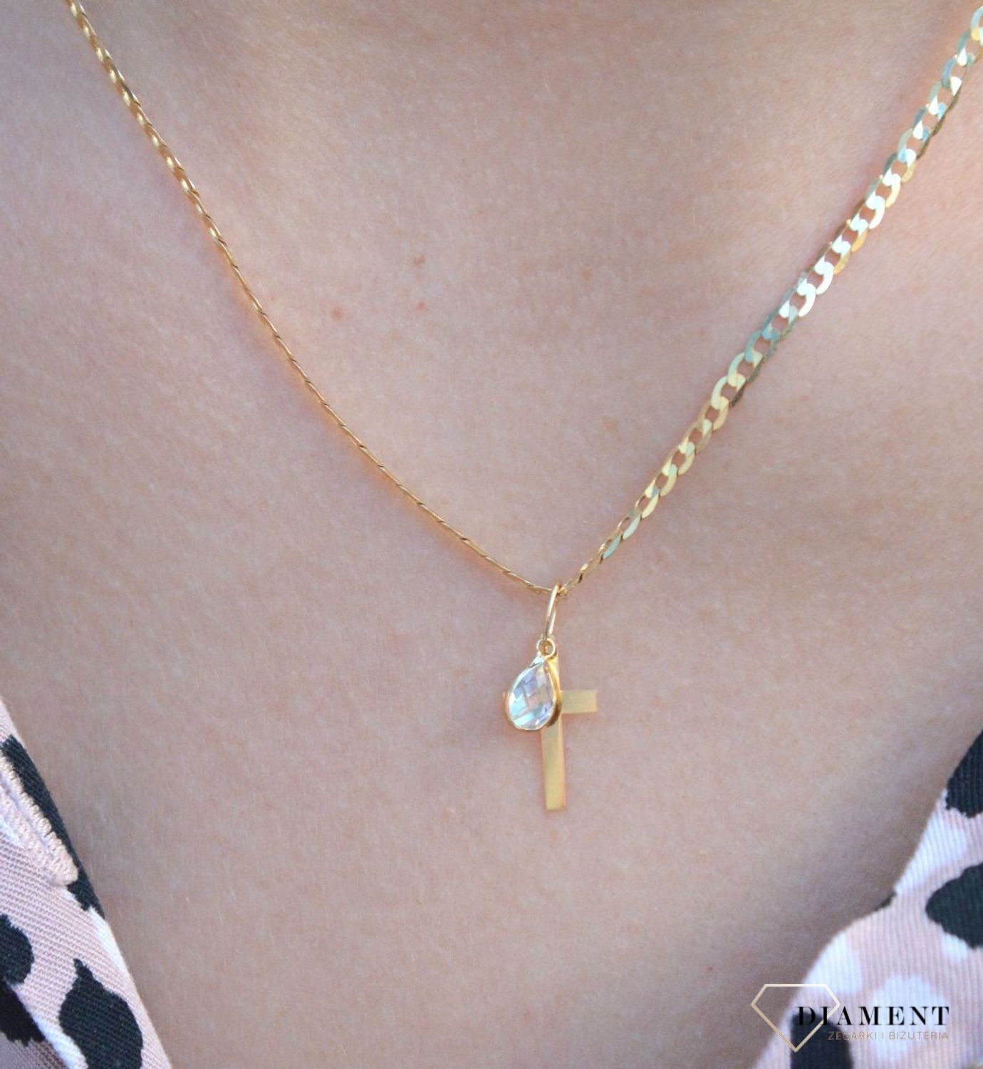 Złota zawieszka na łańcuszek krzyżyk z białą cyrkonią ZA 4698. Złoty wisiorek krzyżyk z wizerunkiem Pana Jezusa to biżuteria sakralna, która sprawdzi się jako prezent na takie okazje jak chrzest, bierzmowanie czy komunia..jpg